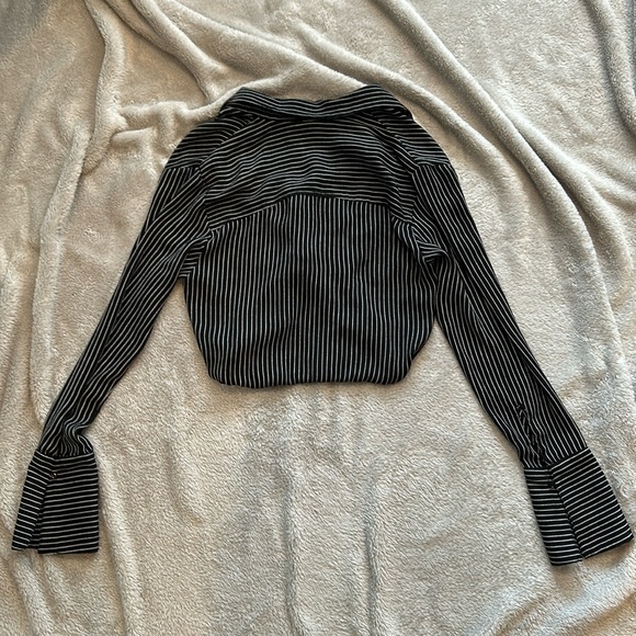 Windsor Cropped Button Up Top - Picture 2 of 3